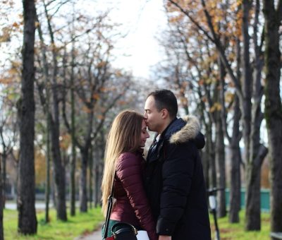 parís eiffel tower couple pigeons lights blue love romance umbrella arc de triomphe 